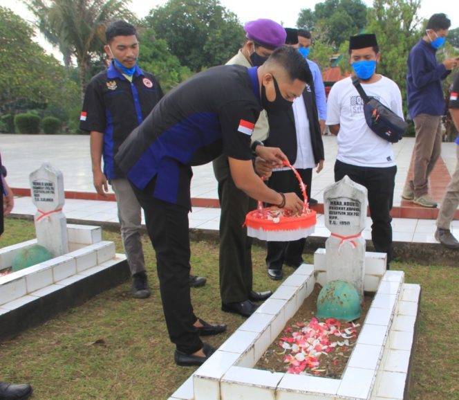 
 Memperingati HUT RI Ke-75, Ketua GPND Malut Pimpin Tabur Bunga Di TMP Banau