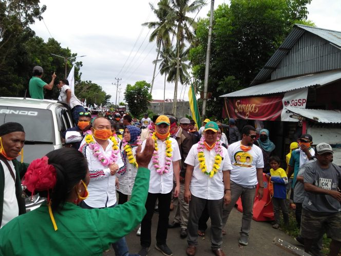 
 Denny-Iksan di sambut musik dan tarian tradisional.