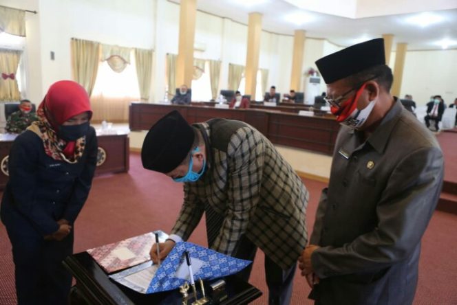 
 Penandatanganan Nota Kesepahaman KUA-PPAS : Bupati Berikan Kuasa, Wabup Memilih Meninggalkan Rapat