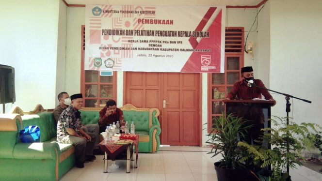
 Vence Muluwere Asisten I Mewakili Bupati Membuka Acara (Foto : tj0)