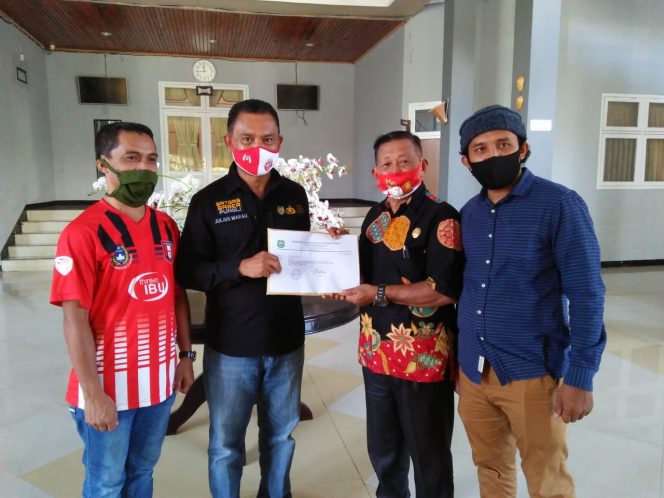
 Diduga Adanya Kerugian, LHP Desa Kuripasai Di Serahkan Ke Komisi I