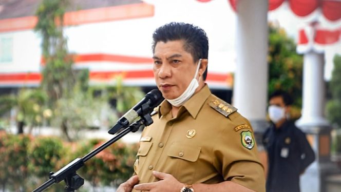 
 Bupati Danny Missy Saat Menyampaikan Dalam Apel Bersama Para ASN