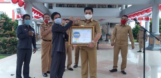 
 Danny Missy Menerima Penghargaan Dari Urip Sugeng Selaku Kepala BPS Halbar