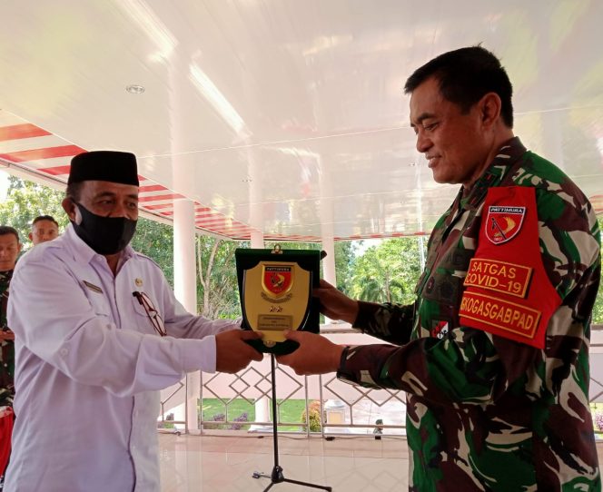 
 Vence Muluwere dan Agus Rohman serah terima cendramata 