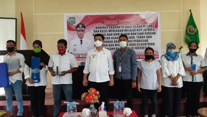 
 Bupati Danny Missy Serahkan “Banpres” Untuk Pelaku Usaha