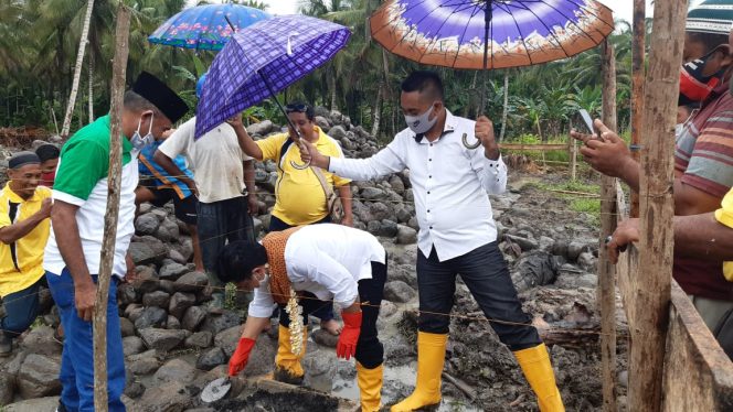 
 Peletakan Batu Pertama, Bupati Danny Missy Bantu Mushola Al-Amin Desa Tuniku