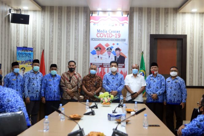 
 Mengembangkan Potensi Kelapa, Bupati Danny Missy (MoU) bersama PT. Rumah Kelapa