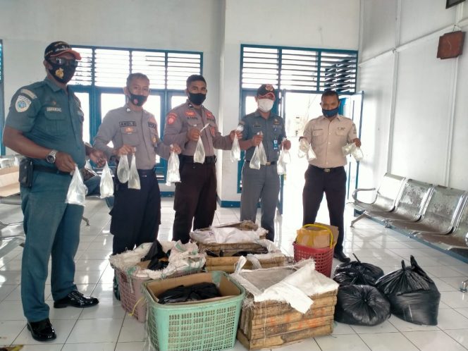 
 Pospol KP3 Amankan 360 Kantong Plastik Miras Jenis Cap Tikus