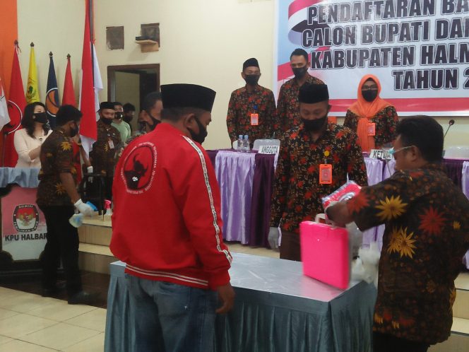 
 Kpu Saat melakukan penyemprotan desinfektan