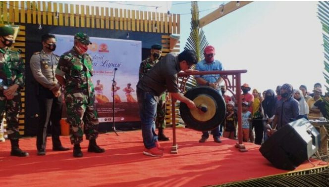 
 Mempromosikan Lokasi Keindahan, Bupati Danny Missy Membuka Festival Pantai Lapasi