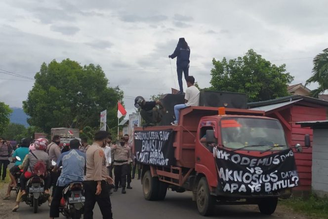 
 Dinilai Adanya Kecurangan Pemilu, Bawaslu Halbar Di Demo AMPD
