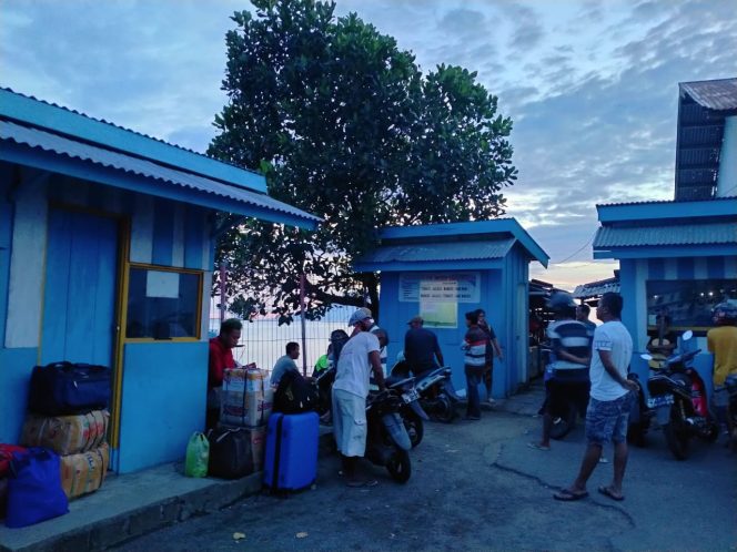 
 Tidak Ada Posko & Rapid Antigen, Puluhan Penumpang Sesali Kinerja Satgas Pemda Halbar