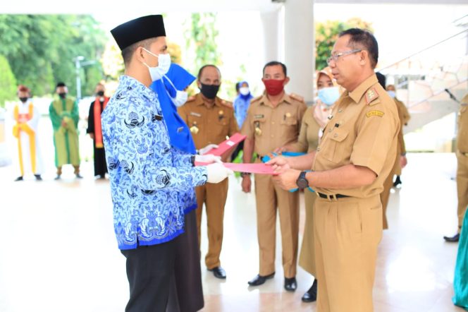 
 Terima SK 100. Syahril: ASN Baru Belum Bisa Ajukan Mutasi