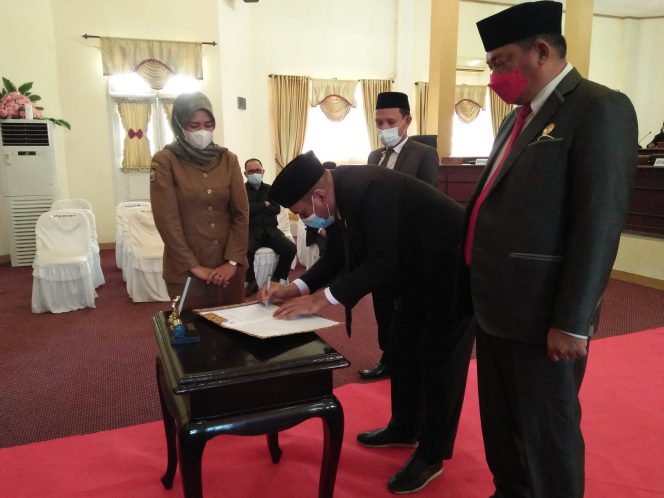 
 Rapat Paripurna : DPR Halbar Mengusulkan Hasil Ke Gubernur & Kemendagri