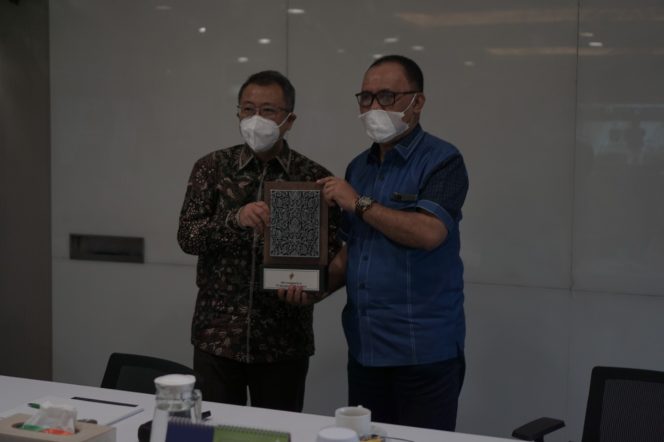 
 Didampingi Ketua DPRD, Bupati James Hadiri Paparan Potensi Panas Bumi