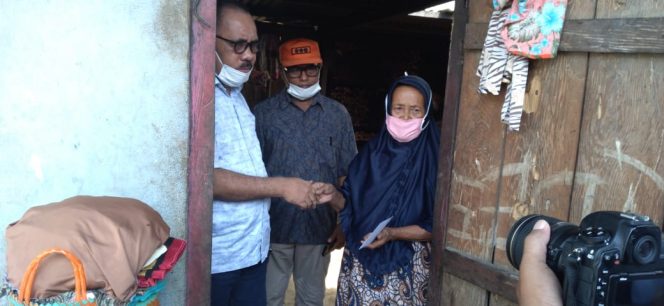 
 Didampingi Kepala BNPB, Bupati James Datangi Rumah Warga Yang Kenal Musibah