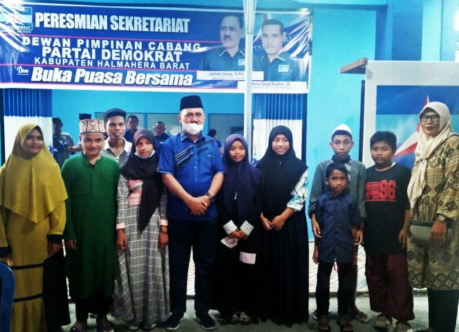 
 Resmi Dibuka, DPC Partai Demokrat Halbar Berbagi