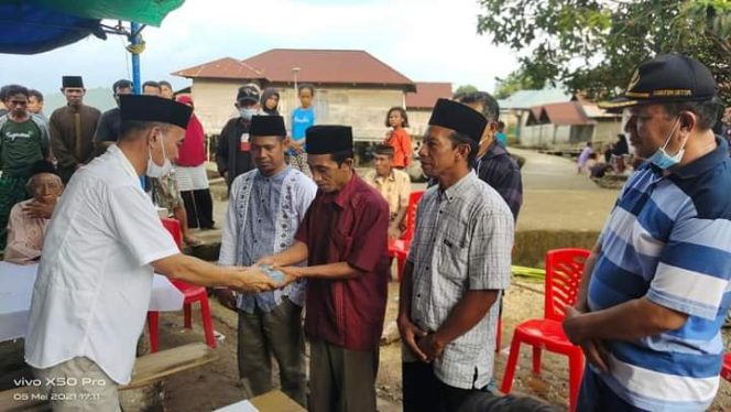 
 Melalui Safari Ramadhan, Pemda Halbar Berikan Insentif Ke 384 Orang Imam & Pendeta