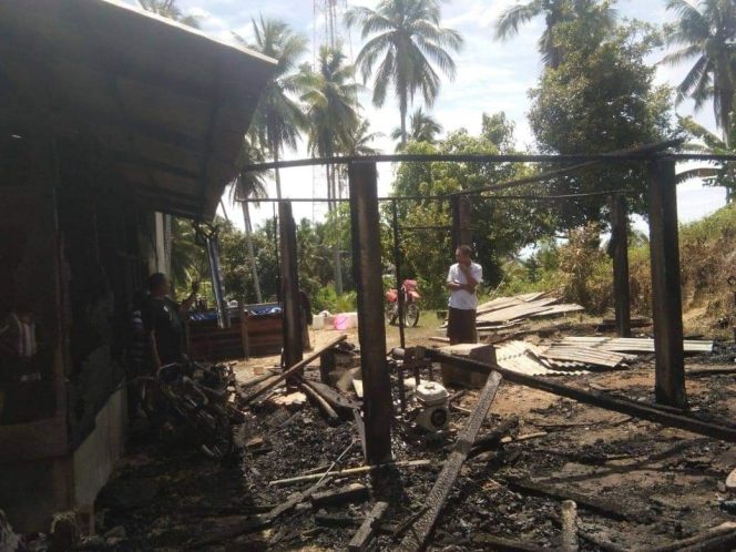 
 Satu Unit Rumah Di Desa Ekorino Ludes Terbakar, Kerugian Mencapai Ratusan Juta