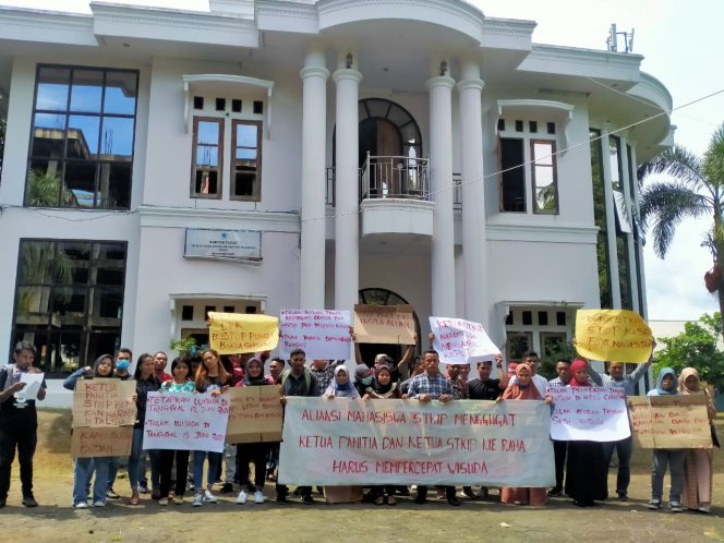 
 Meski Ada Aksi Penolakan, STIKP Kie Raha Tetap Jalankan Wisuda