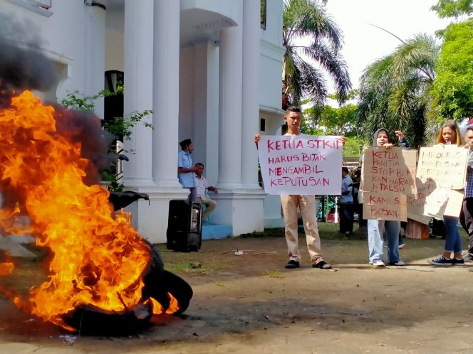 
 Tidak Ada Kepastian Wisuda, Mahasiswa STKIP Kie Raha Ternate Tolak Wisuda