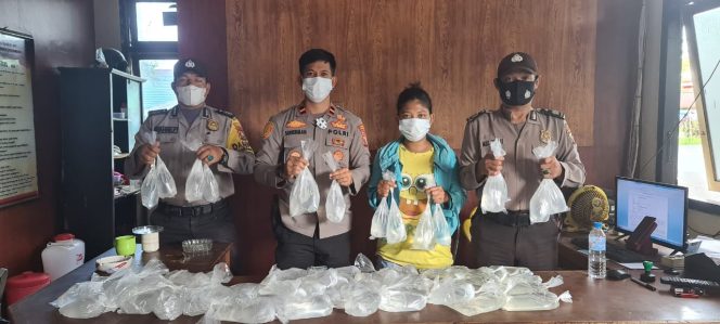 
 Danpos Pelabuhan Fery Bastiong Amankan 2 Oknum Pelaku Yang Membawa 52 Kantong Plastik Miras
