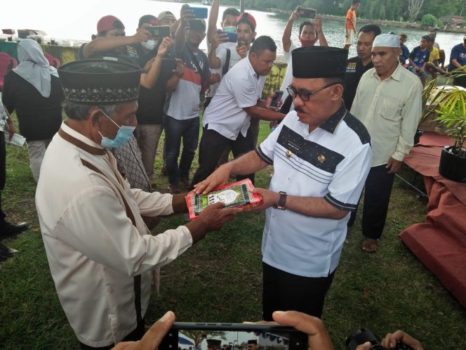 
 Pembagian 2000 Al-Quran Melalui Kesbangpol Menyapa, Bupati : Ini Langkah Menggerakan Membaca Alquran