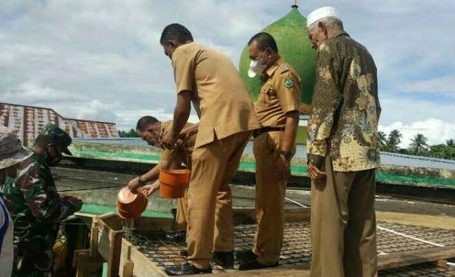 
 Bupati Halbar “James Uang” Hadiri Pengecoran Masjid Nurul Islam
