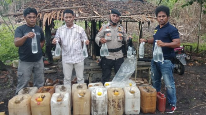 
 Porles Haltim Amankan Ratusan Liter Minuman Keras Di Desa Hatetabako