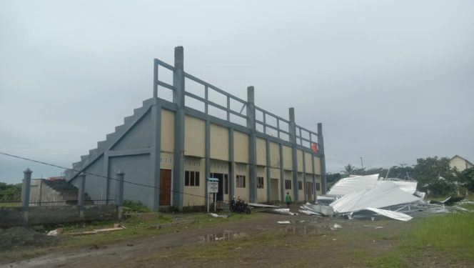 
 Hujan Lebat & Angin Kencang Mengakibatkan Stadion “Karpet Merah” Kota Maba Ambruk