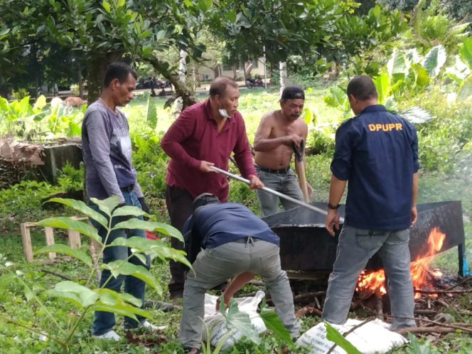
 Dinas PUPR Halbar Lakukan  Penambalan Jalan Berlubang Didepan Kantor Bupati