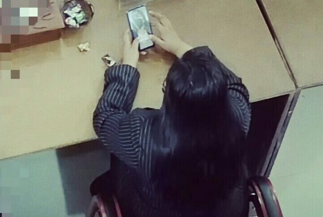 
 Anggota DPRD Halbar Asyik Berselfie Saat Rapat Paripurna