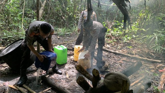 
 Tempat Pembuatan Miras Desa Gamesan Di-grebek Polres Haltim