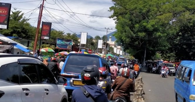 
 Kategori Zona Merah, Aktifitas Pasar Jelang Idul Adha 1442 H Di Padati Pengunjung