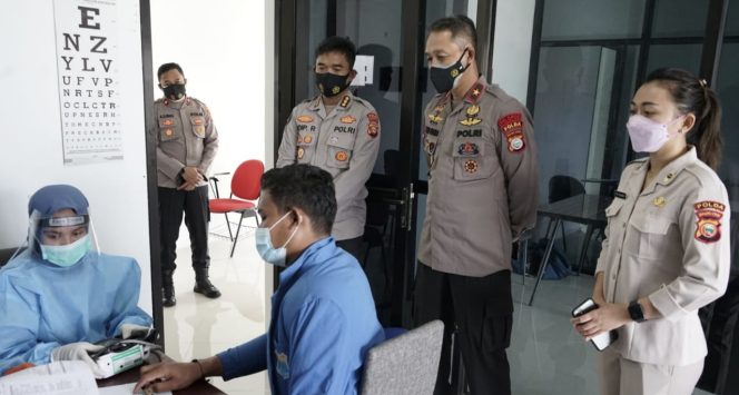 
 Polda Malut Bersama PMII, Dinkes & Fakultas Kedokteran Melakukan Vaksinasi