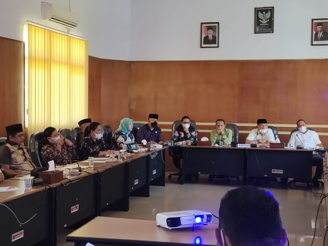 
 Jangan Hanya Masyarakat, Oknum Anggota DPRD Halbar “Cuek” Dengan PPKM