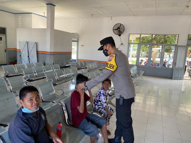 
 Polsek Jalsel Bagi-bagi Masker Dimasa PPKM