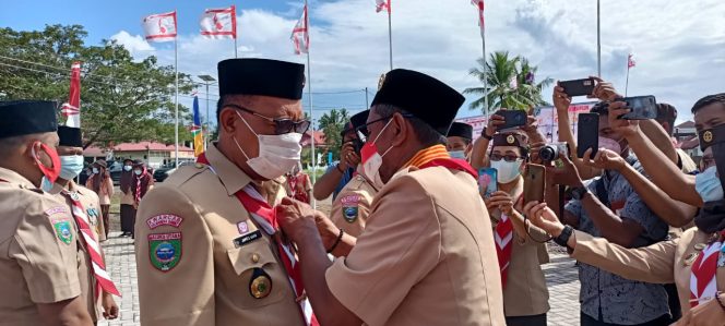 
 Bupati Halbar & Ibu Terima Lencana Darma Bakti Serta Lencana Pancawarsa