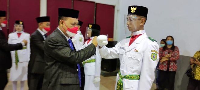 
 Bupati James Uang Resmi Kukuhkan 41 Paskibraka Halbar