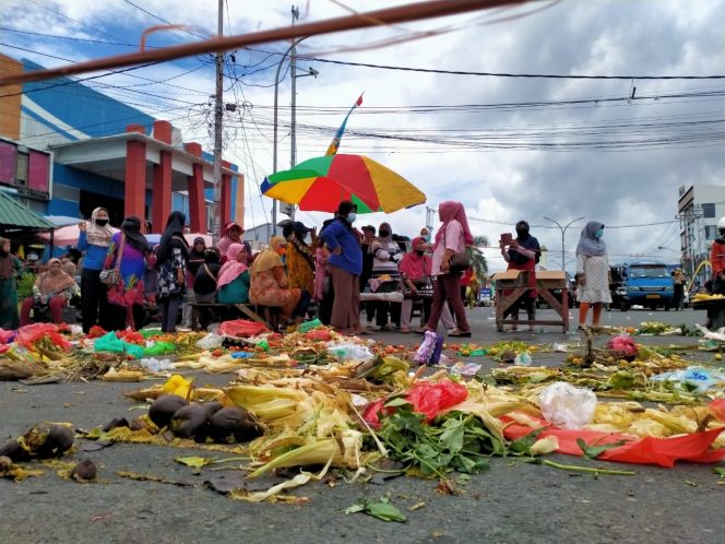 
 Pedagang Pasar Kembali Lakukan Pemalangan Jalan
