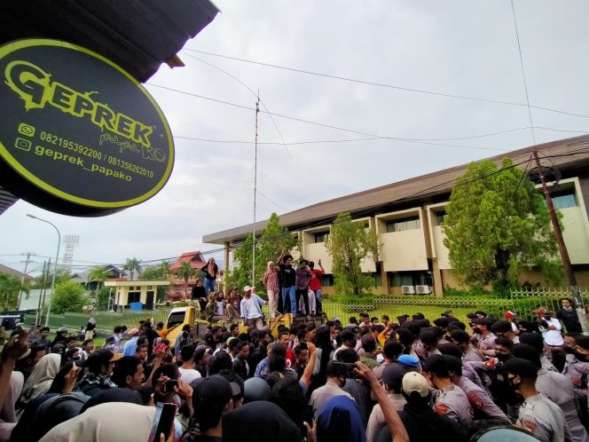 
 Ratusan Mahasiswa Mendesak Polda Malut Agar Hukum Mati Pelaku Pemerkosaan