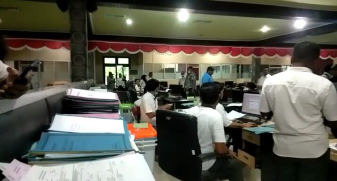 
 Oknum ASN Halbar Merangkap Kontraktor Ribut di Kantor Bupati