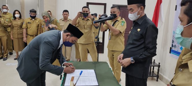 
 Wakil Bupati Melantik 6 Pejabat Dilingkup Pemda Halbar