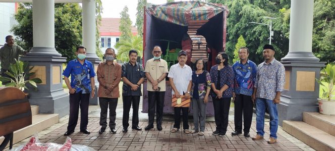 
 Bupati James Uang Menyerahkan Alsitan Ke-17 Kelompok Petani