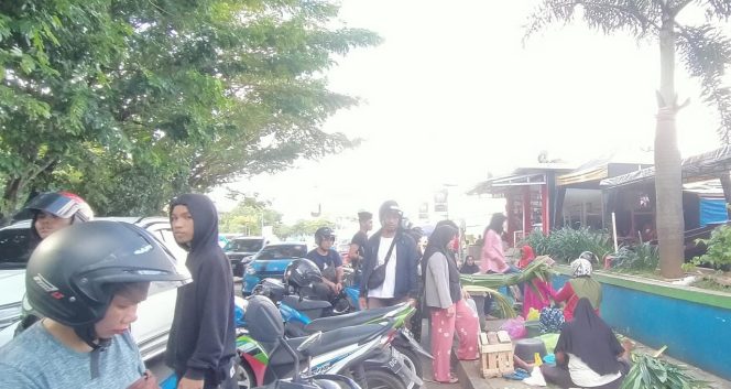 
 Memasuki Ramadhan, Daun Pondak di Depan Pasar Higienis Ramai Pembeli
