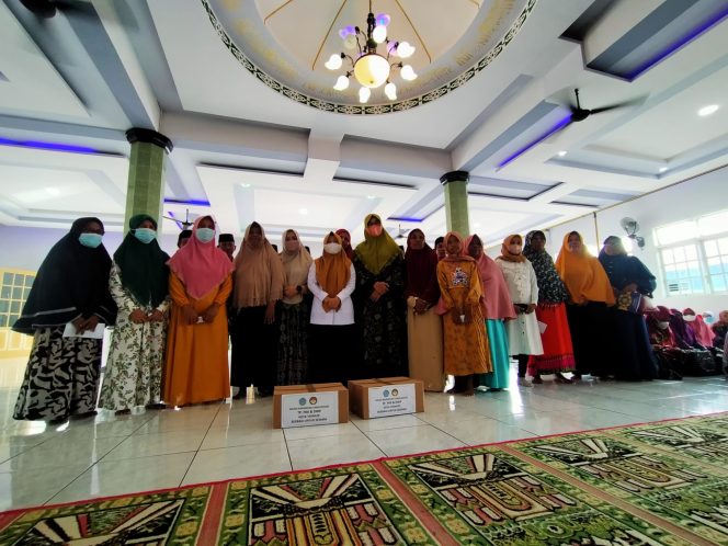 
 TP-PKK & DWP Kota Ternate Berikan Santunan Kepada Masyarakat Kelurahan Tafure