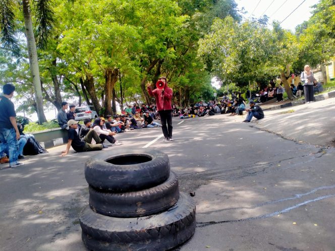 
 Ratusan Mahasiswa Duduki Badan Jalan