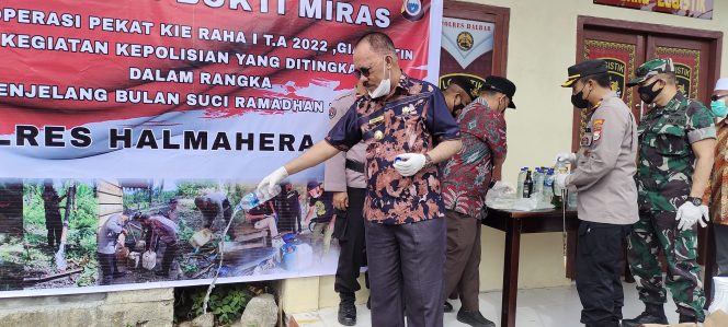 
 Ribuan Botol Miras Dimusnahkan, Bupati James Apresiasi Kinerja Polres Halbar