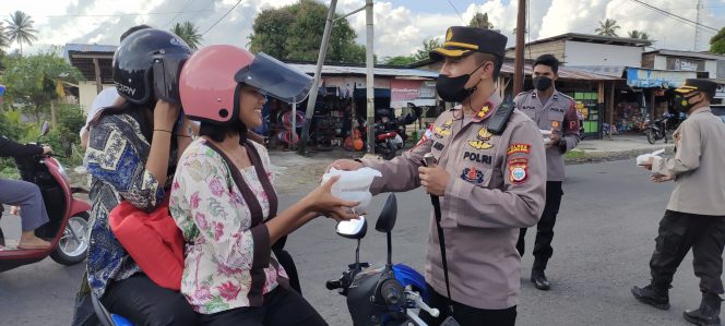 
 Kapolres Halbar Beserta Jajarannya Membagikan Ratusan Ta’jil Pada Pengendara
