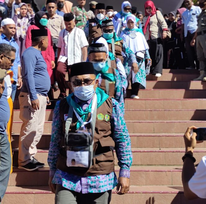 
 Bertempat di Depan Mesjid Raya, Bupati James Melepas 32 JCH Halbar